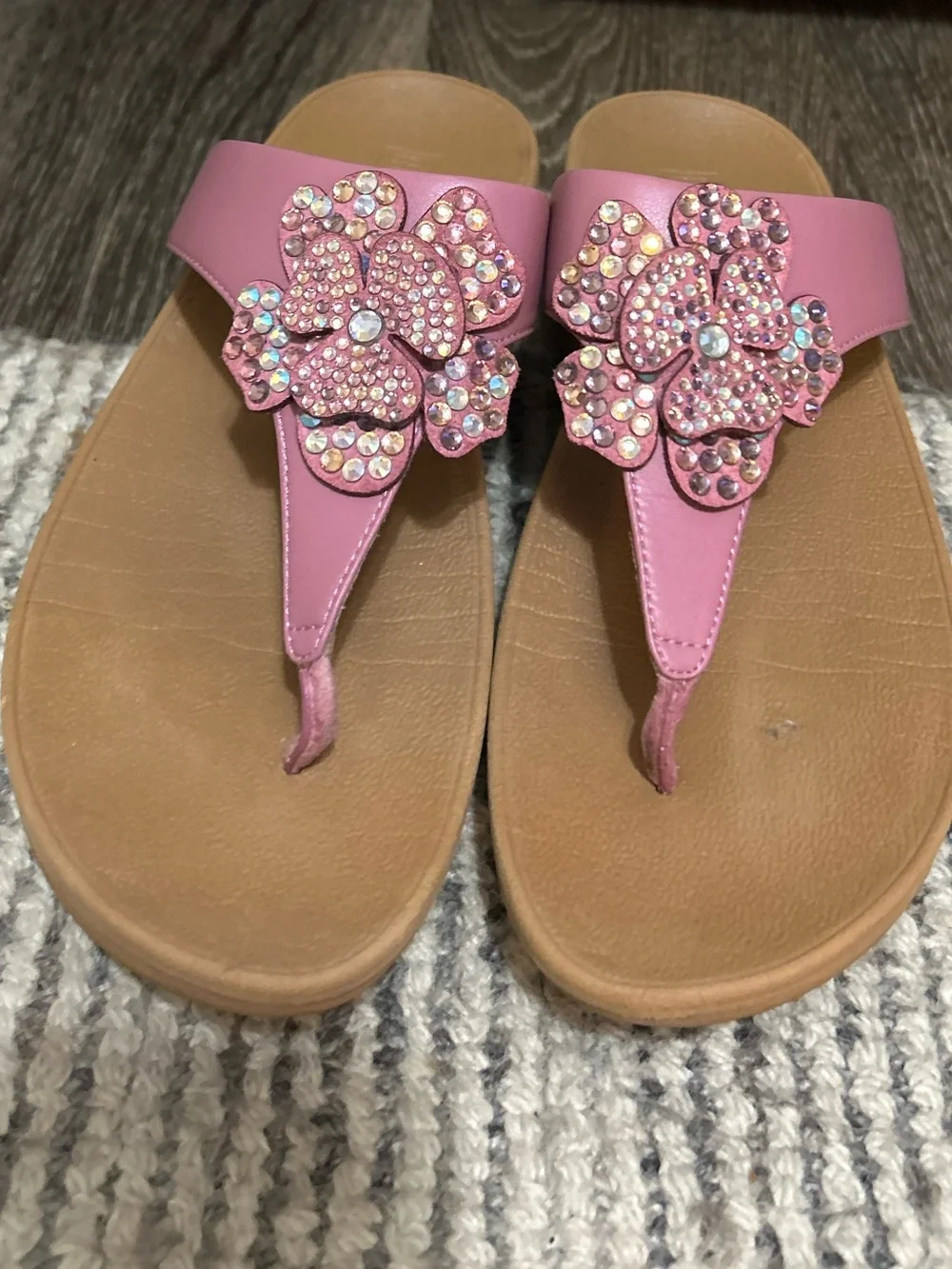 FitFlop Pink Leather Flower Embellished Sandal Size 8 Thong Women’s